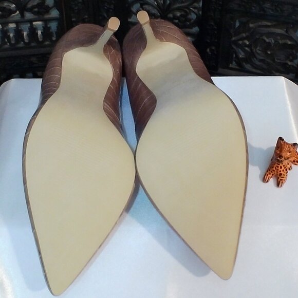 Womens Tan Pumps, size 10 - Picture 3 of 6